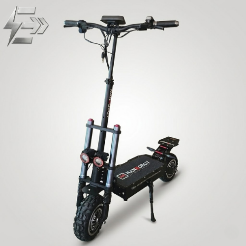 Trottinette électrique noire pour adulte avec cadre renforcé et phares LED haute intensité