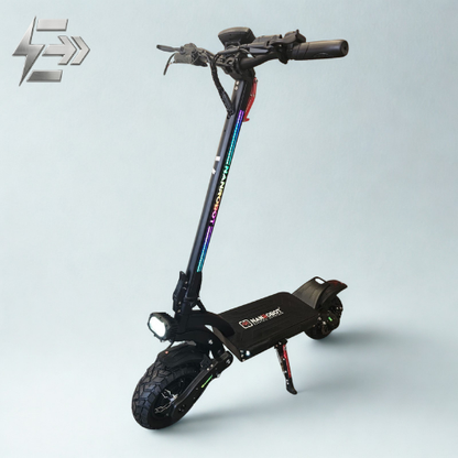Gros plan sur le deck large et antidérapant avec le logo Nanrobot Electric Scooters en blanc.