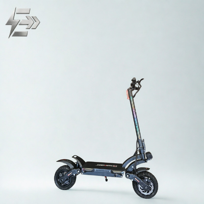 Pneu tout-terrain à larges crampons monté sur une jante noire de trottinette Nanrobot LS7.