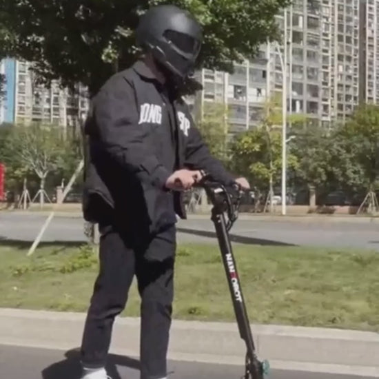 Démonstration du système de pliage rapide d'une trottinette électrique légère en aluminium aéronautique.