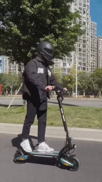 Démonstration du système de pliage rapide d'une trottinette électrique légère en aluminium aéronautique.