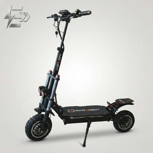 Grande trottinette électrique tout-terrain haute performance garée à l'intérieur contre un mur en bois