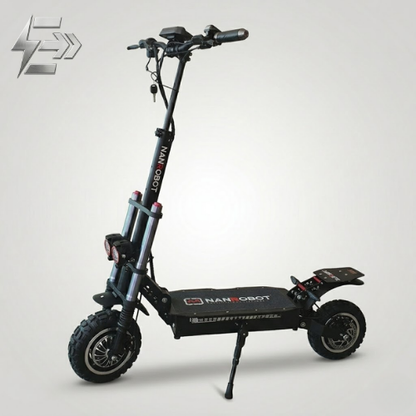 Grande trottinette électrique tout-terrain haute performance garée à l'intérieur contre un mur en bois